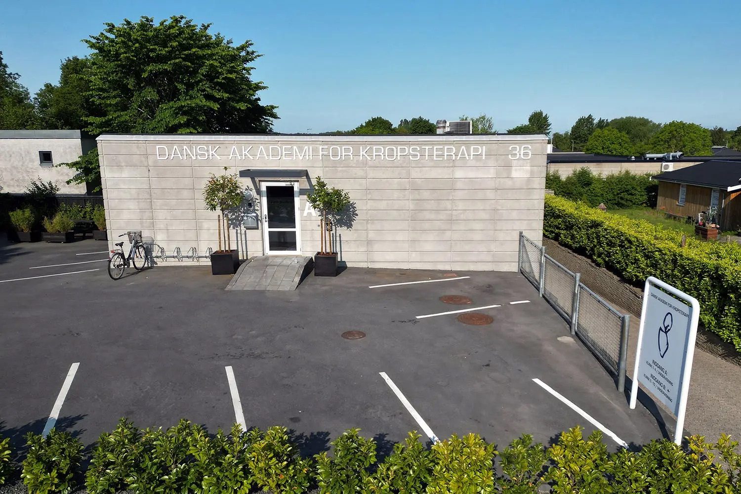 Indgang og parkering ved Kropsterapi for Livsenergi på Elkjærvej 36 i Åbyhøj, Aarhus.